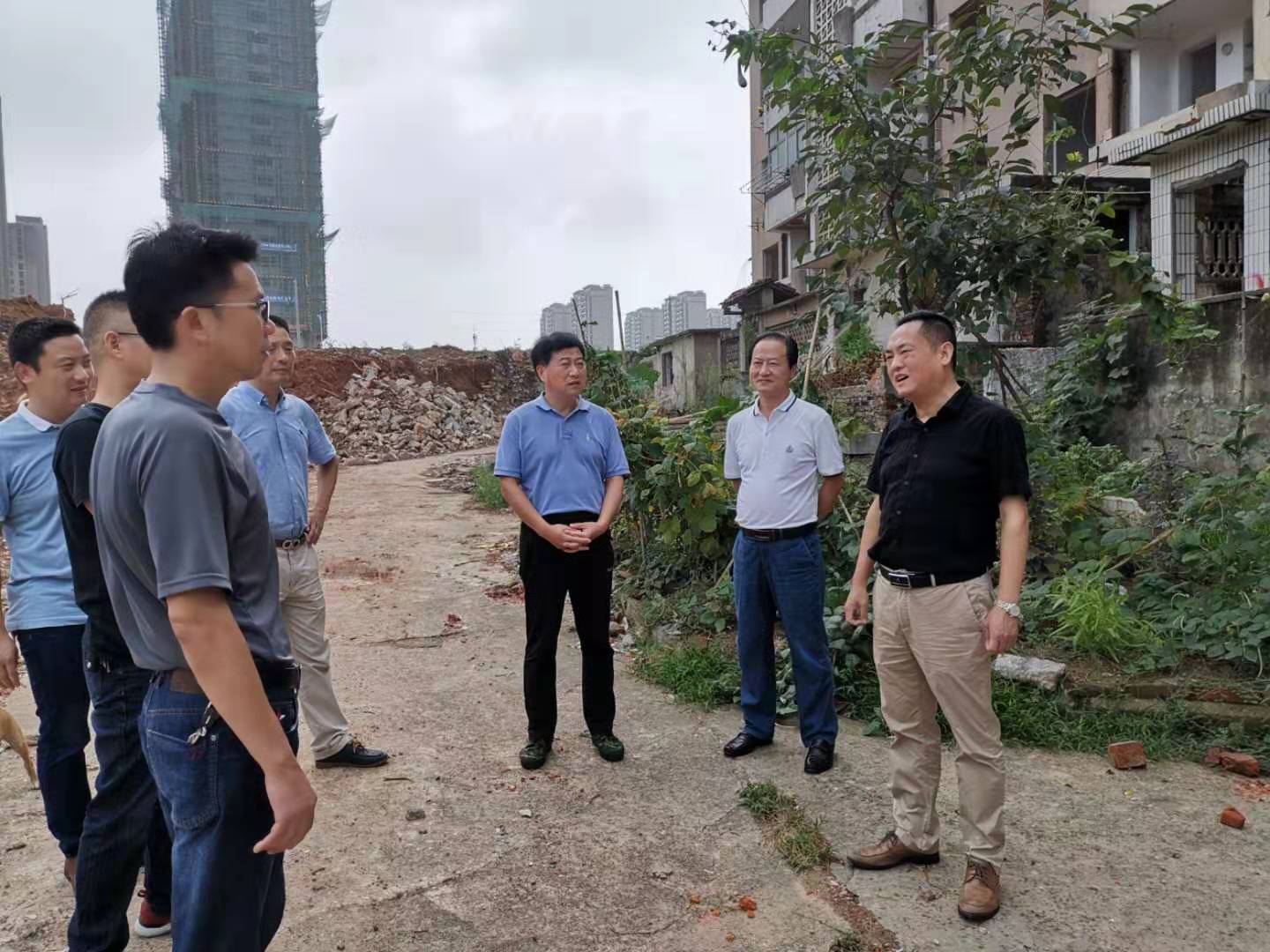 為加快方家沖、造紙廠和桂花園新安置區(qū)建設(shè)，2019年9月5日下，市城建集團(tuán)總經(jīng)理衛(wèi)民陪同市政府副秘書(shū)長(zhǎng)劉陳寅深入項(xiàng)目建設(shè)現(xiàn)場(chǎng)，調(diào)度推進(jìn)安置區(qū)征遷工作.jpg