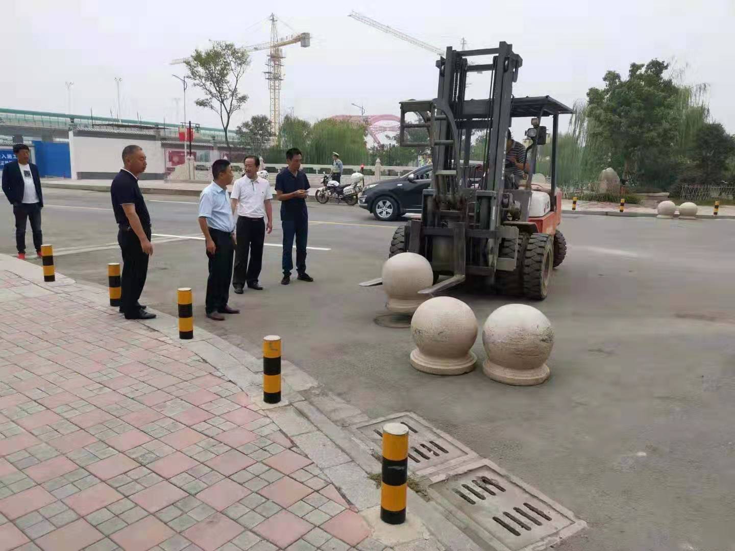為向新中國成立七十周年獻(xiàn)禮，市城建集團(tuán)攻堅(jiān)克難，實(shí)現(xiàn)了北門棚改區(qū)域民生路10月1日零時(shí)順利通車。國慶假期，市城建集團(tuán)堅(jiān)持做好一線工作，在與交警部門共同做好民生路通車保障工作外，抓細(xì)節(jié)，抓落實(shí)，確保其他各項(xiàng)工作有序推進(jìn)。.jpg