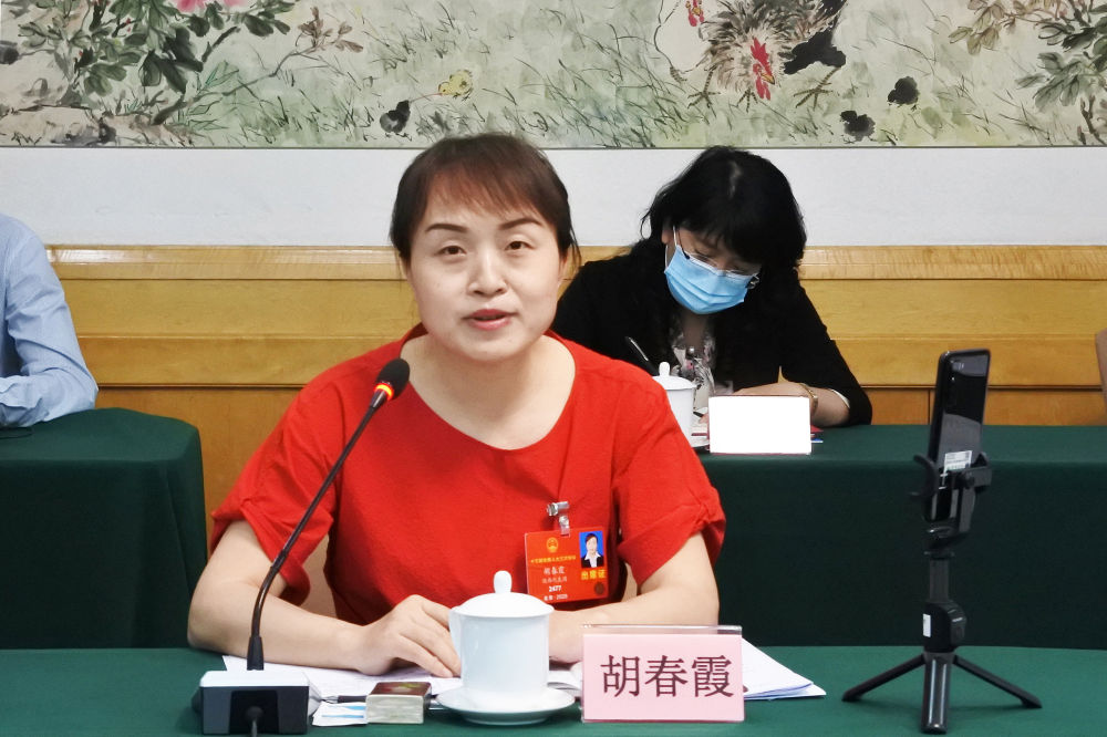 5月23日，全國人大代表胡春霞在參加分組審議政府工作報告時發(fā)言。新華社記者　吳雨　攝